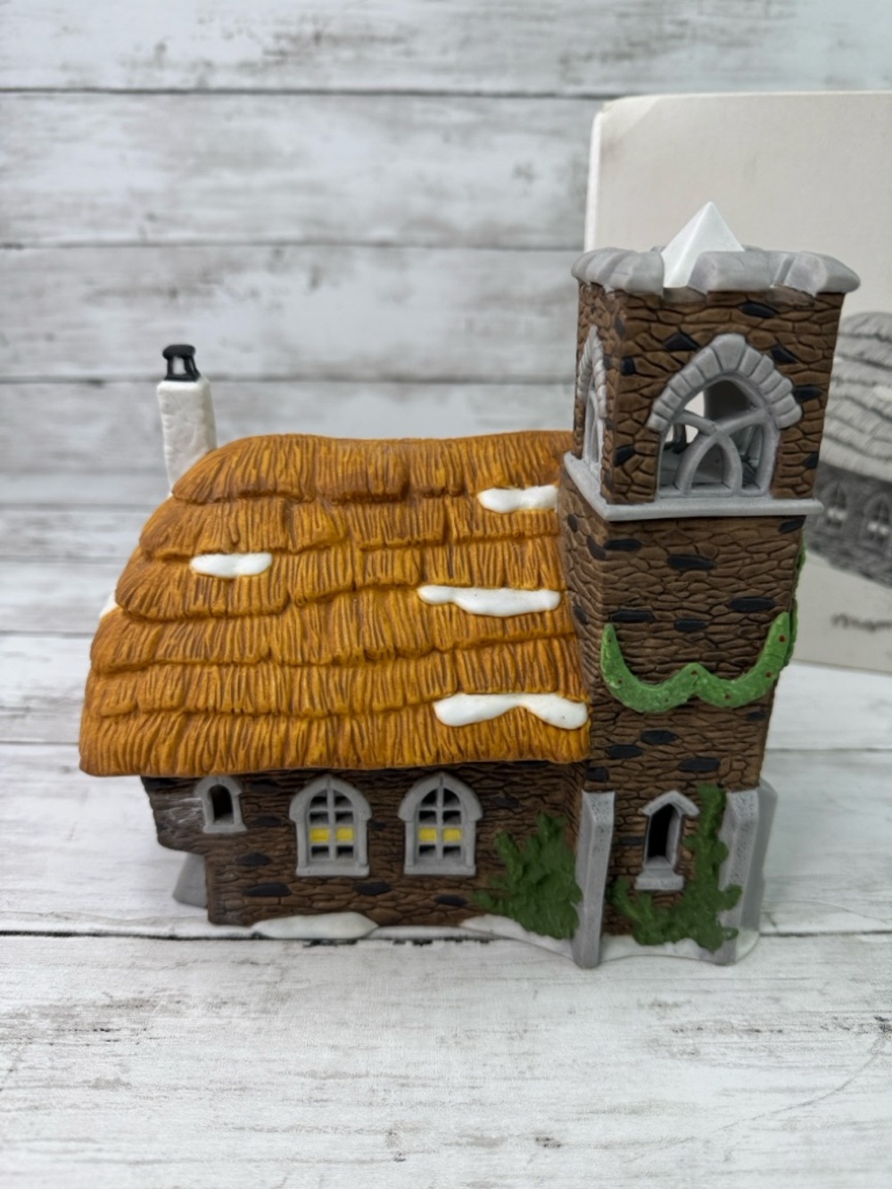 Department 56 “Ivy Glen Church” Dickens Village Christmas with box light - Picture 8 of 10
